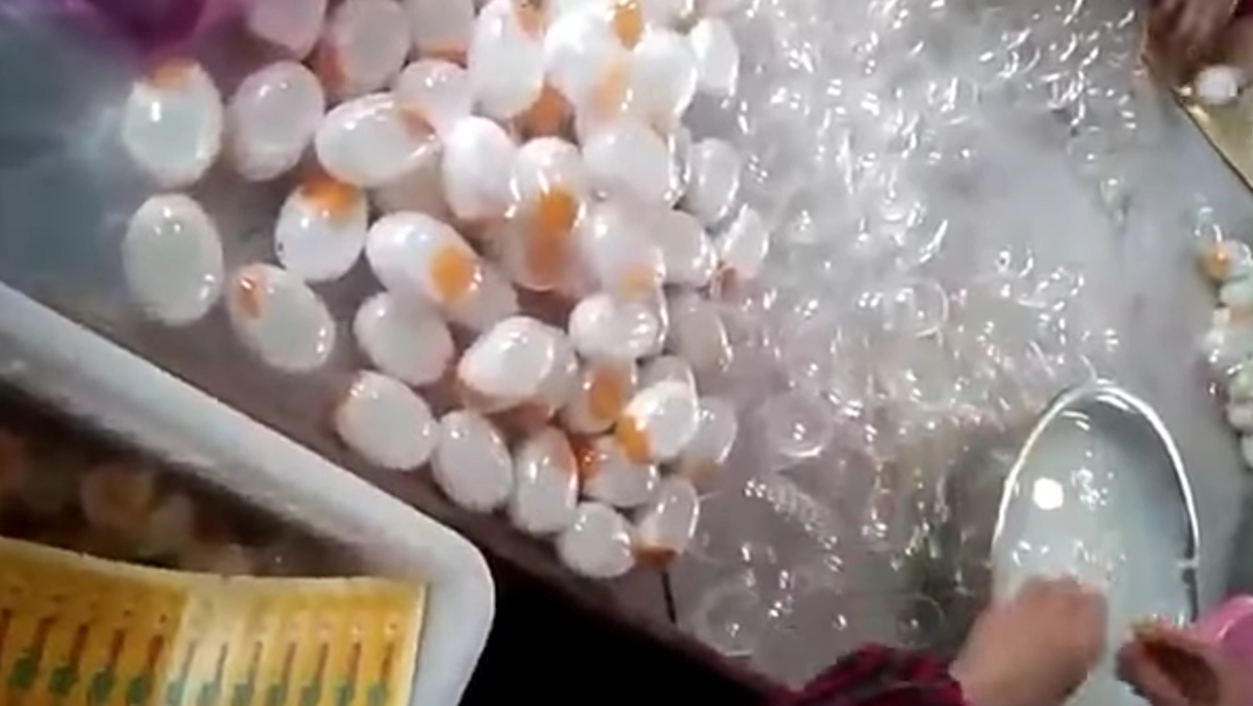 В Китае научились подделывать даже куриные яйца — что это вообще такое? - похожая новость на Toplenta